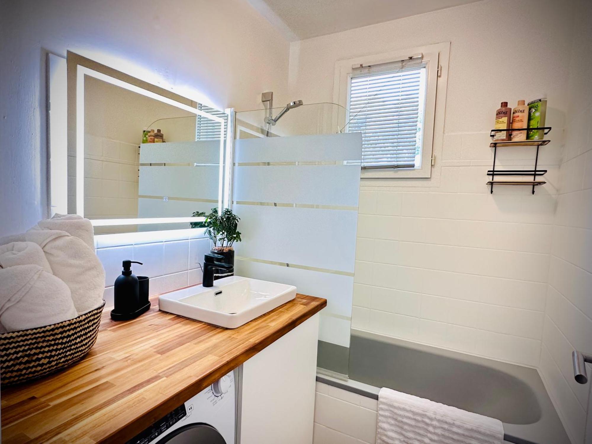 40m2-air Conditioning-elevator-underground Parking-self Checkin! Climatise 40m2-ascenseur-parking Souterrain -arrivee Autonome Apartment Avignon